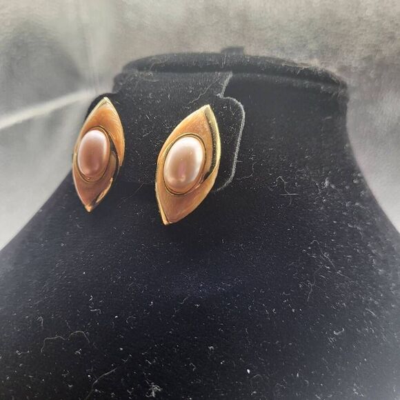 Vintage 80s Pearl and Enamel Goldtone Stud Earrings - Picture 1 of 3